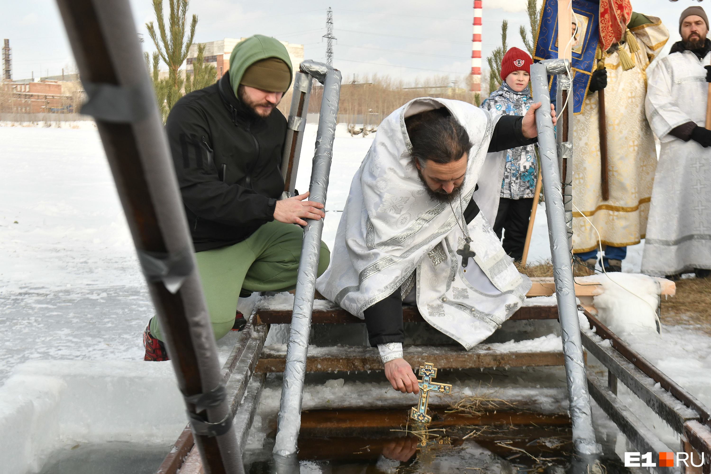 Освящение воды на крещение. Раздача Крещенская вода фото. Фото иордани Нижневартовск 2023. В Турции Анталии освятили воду на крещение фото 2023.