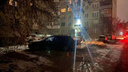 Врезался в припаркованные машины и наехал на дерево: в Новосибирске в ДТП в пять утра погиб мужчина
