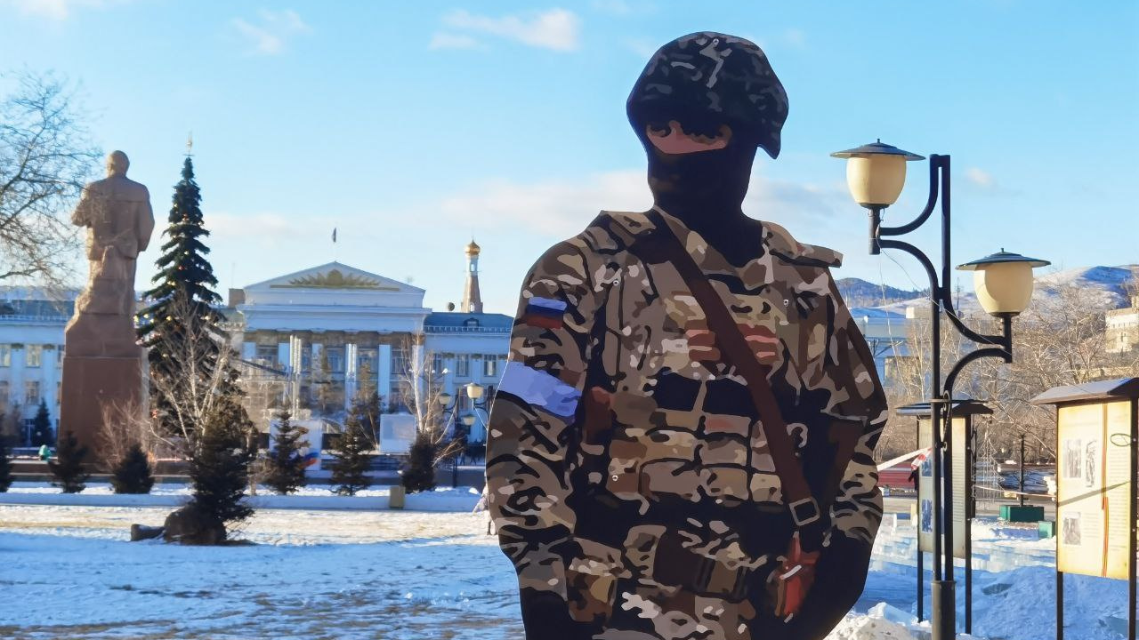 Площадь в России к Новому году украсили пластмассовыми солдатами