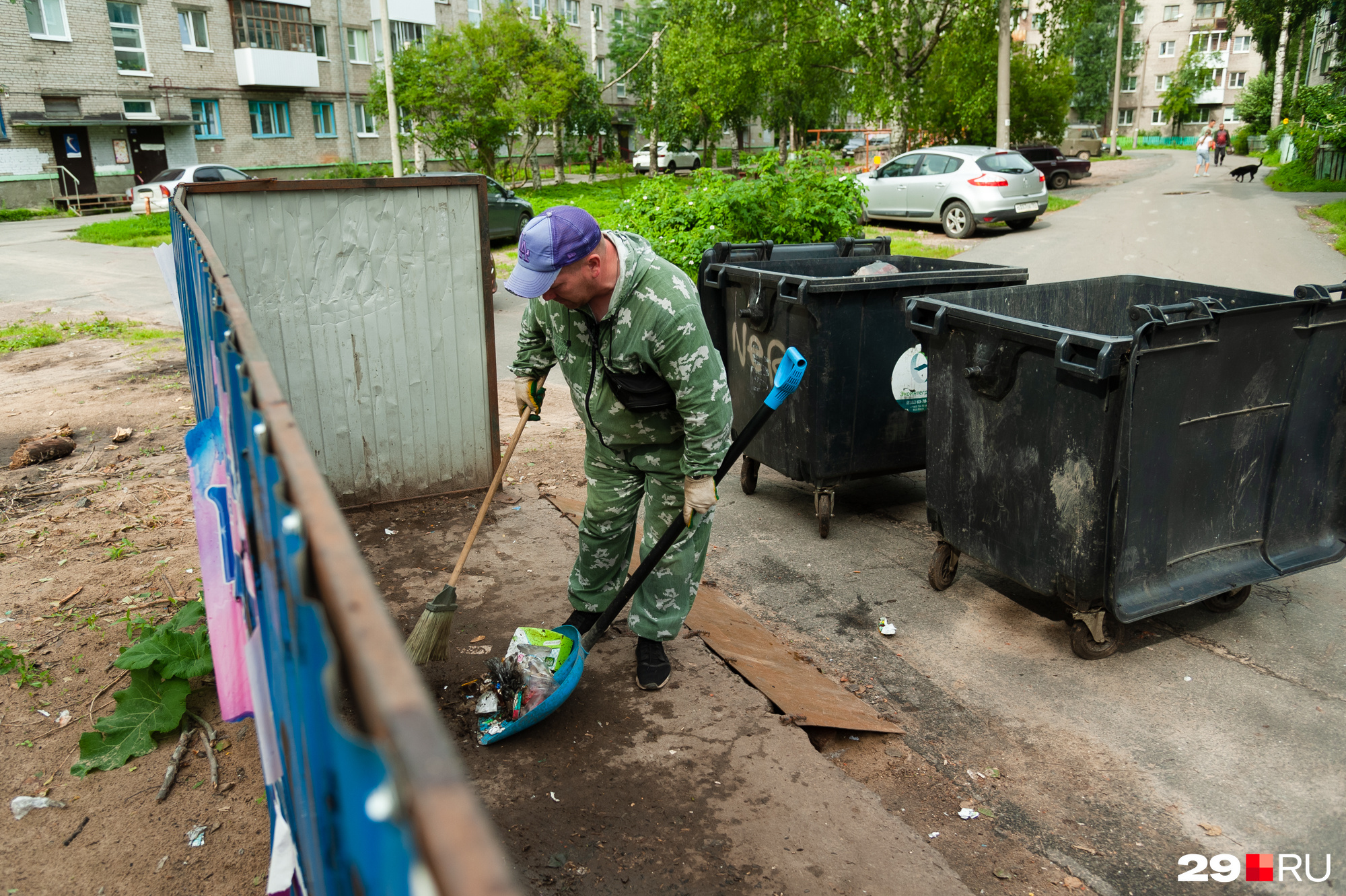 Жители Архангельска соглашаются, что в том, как выглядят дворы города, виноваты не дворники Жители Архангельска соглашаются, что в том, как выглядят дворы города, виноваты не дворники