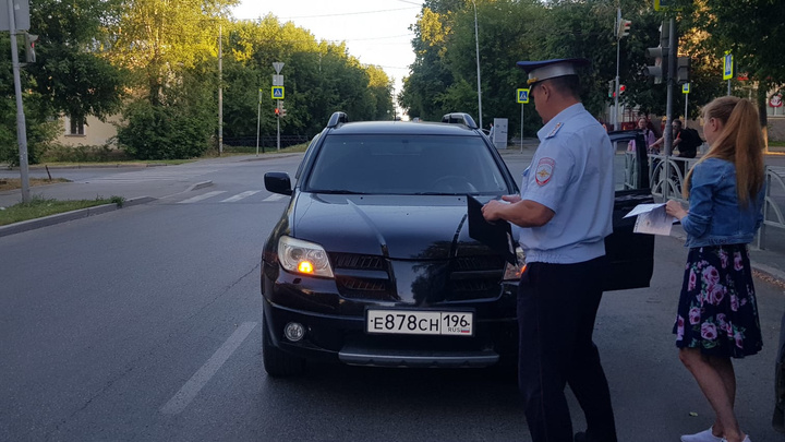 В Екатеринбурге под колеса машины попала 15-летняя девушка. Она выбежала на дорогу на красный