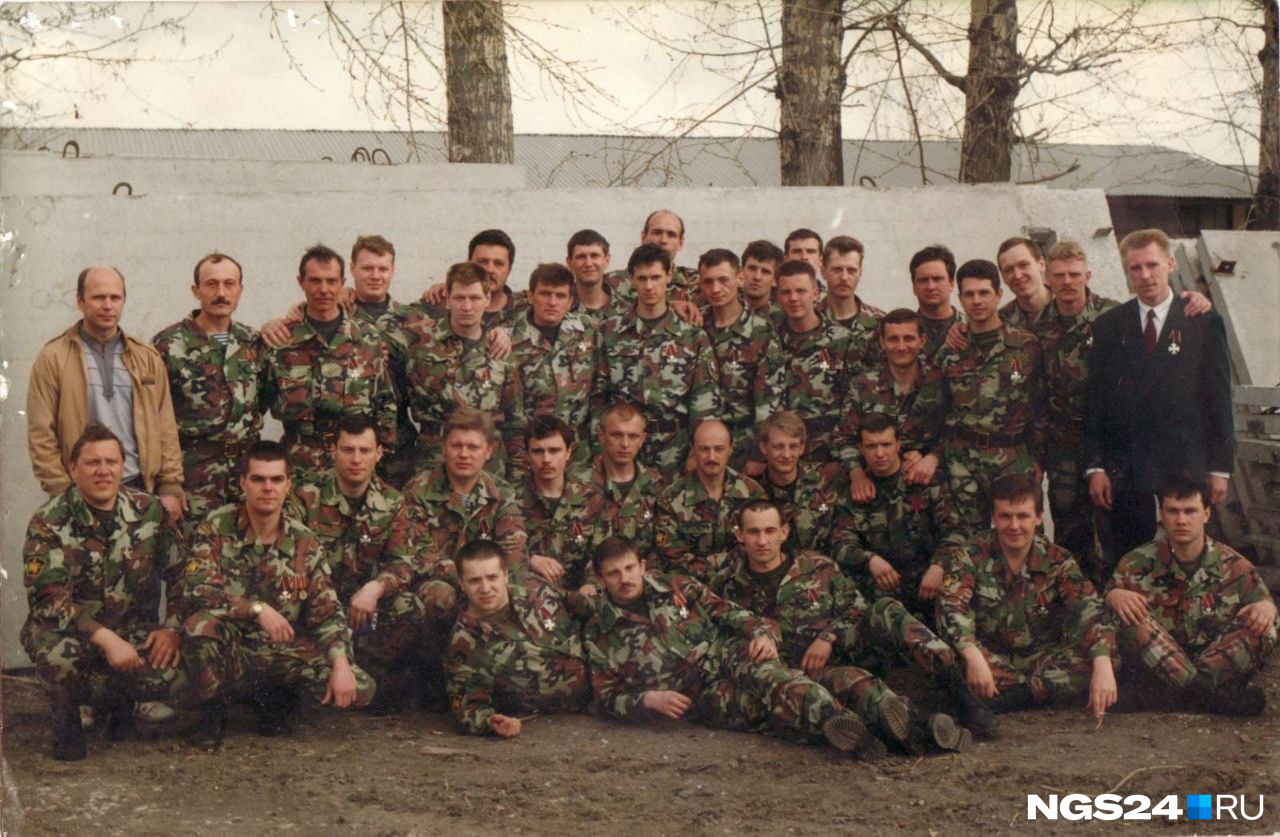 Это фото сделано в <nobr class="_">90-е</nobr> годы. Военные вернулись из Чечни. На фото есть депутат Госдумы Швыткин. Он — третий слева в первом ряду