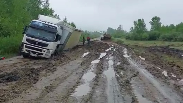 Две легковушки и грузовик застряли на непроходимой дороге в Балейском районе