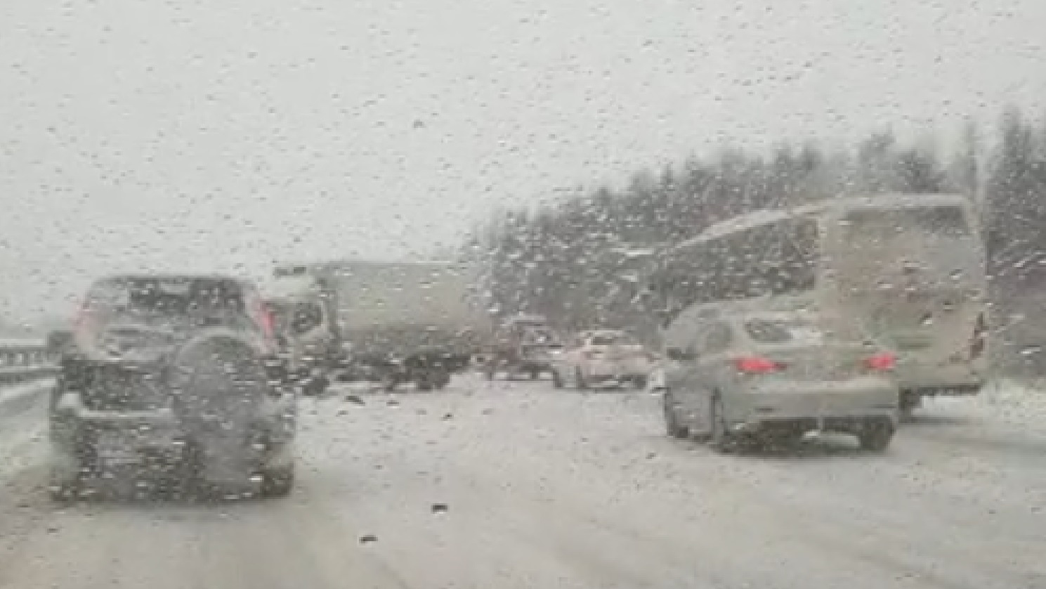 Свердловских водителей попросили отказаться от дальних поездок. В снегопад они очень опасны