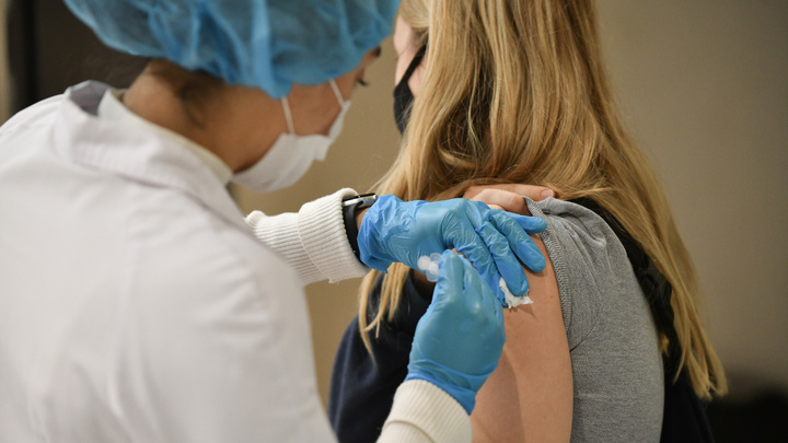 В торговых центрах в Екатеринбурге снова будут делать прививки от ковида и гриппа