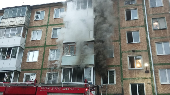 Пожарные спасли семь человек из горящего дома в Кемерове