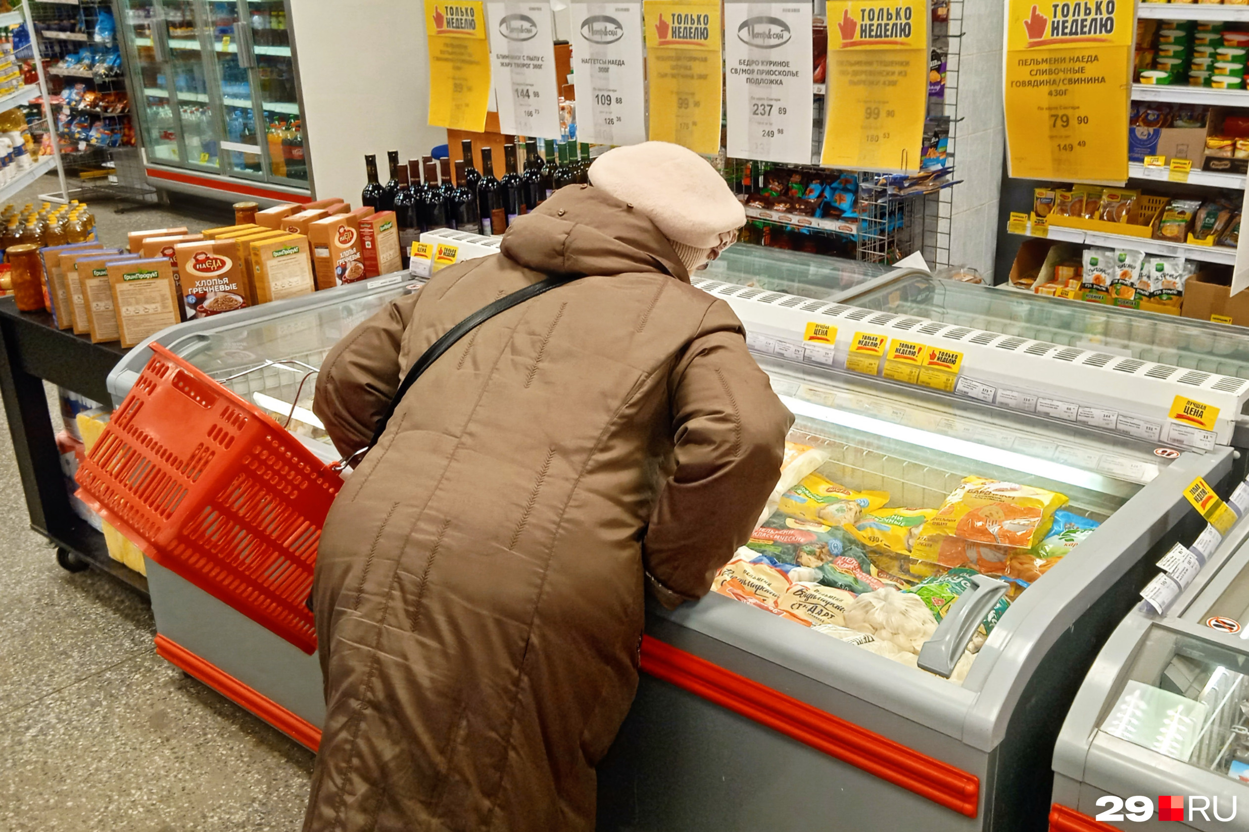 К ценам в последнее время некоторые покупатели предпочитают внимательно приглядываться К ценам в последнее время некоторые покупатели предпочитают внимательно приглядываться