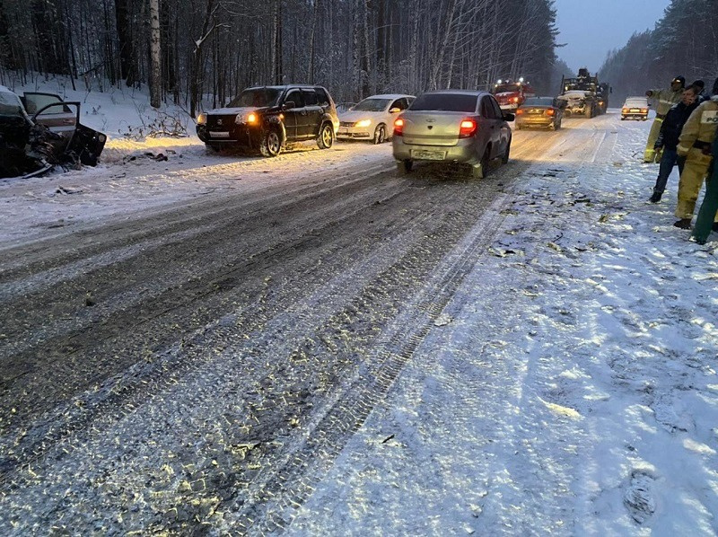 В момент аварии на дороге была снежная каша, но водители утверждают, что под ней еще имеется глубокая колея