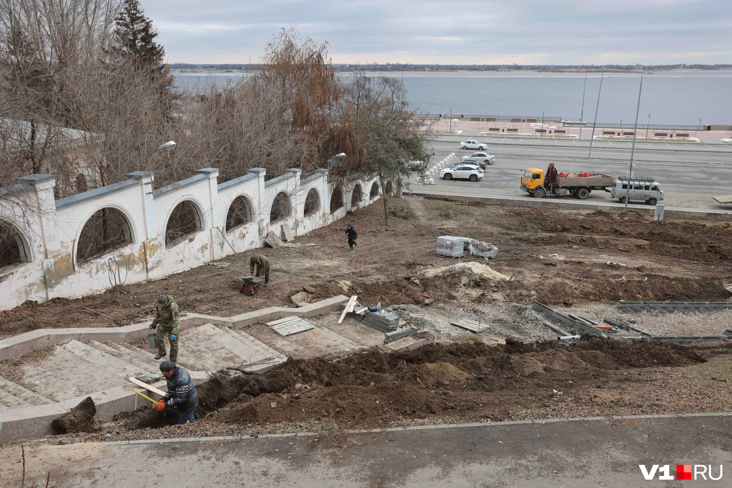 Еще летом горожане недоумевали, почему о водокачке и ее заборе все забыли Еще летом горожане недоумевали, почему о водокачке и ее заборе все забыли