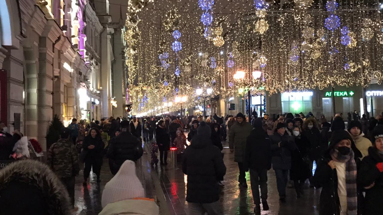 С Новым годом, с новым штаммом! Москва встретила Новый год толпами людей без масок, пугая иностранцев
