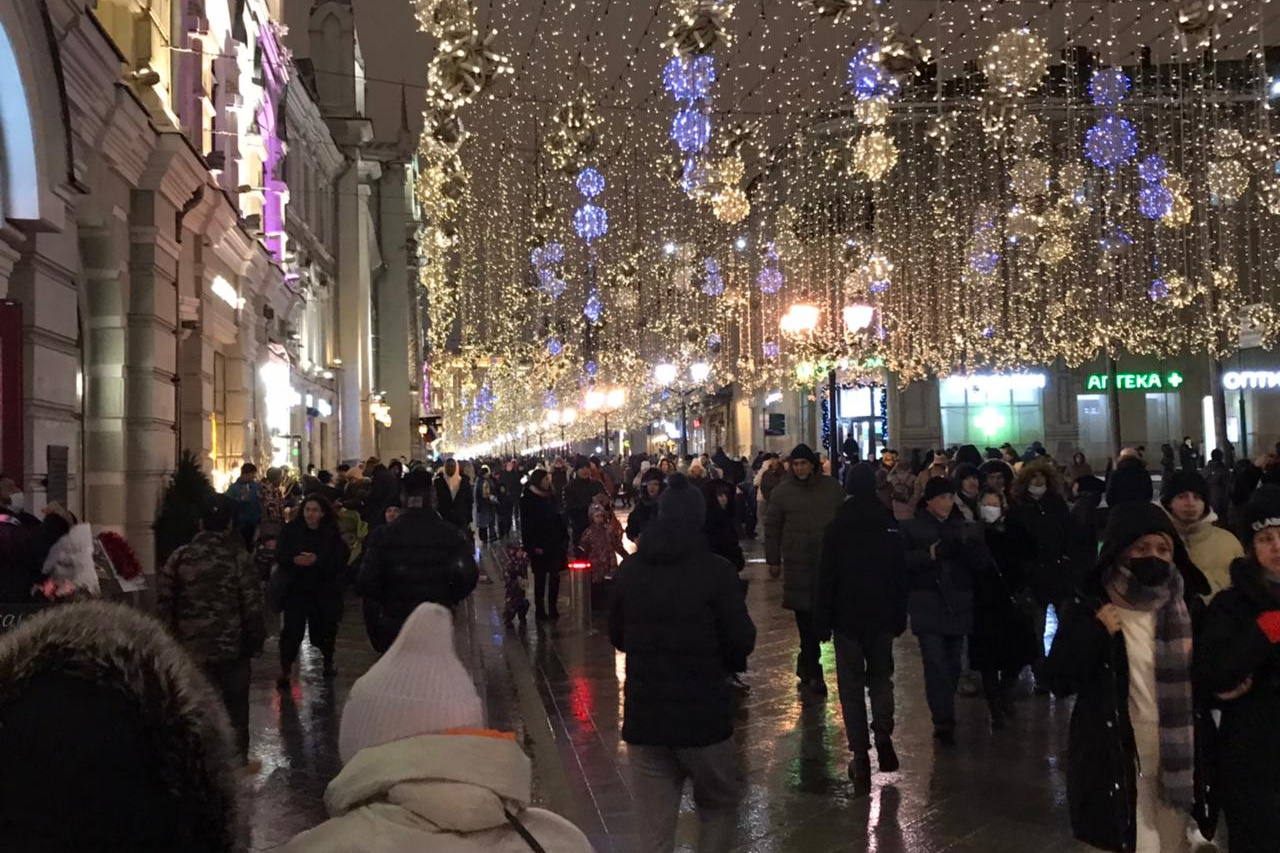 Толпы людей без масок встречали Новый год в центре Москвы. Как встречали  2022 год в Москве. Толпы людей в Москве не расходились всю ночь. Новый год  — 2022 - 1 января 2022 - 72.ру