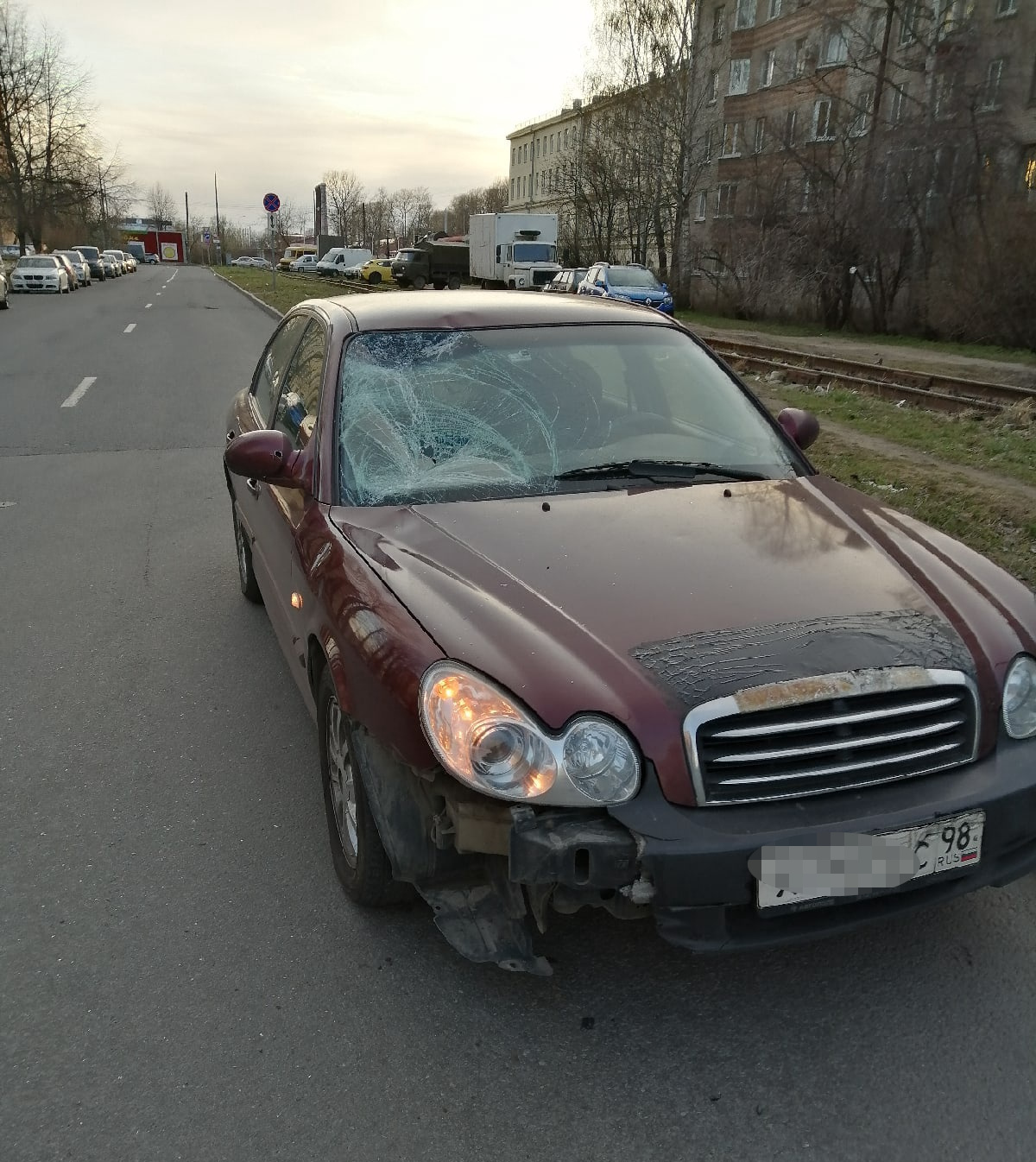 Пришло время лечить самокатчиков. О ДТП на улице Дудко напоминает пробитое  стекло машины - 29 апреля 2022 - ФОНТАНКА.ру