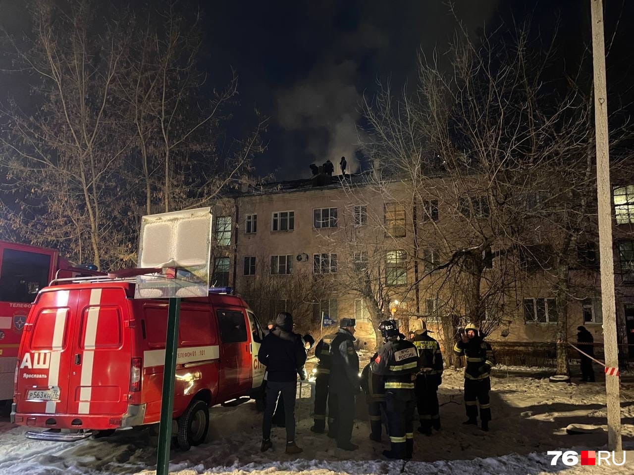 Спасатели скидывают с дома остатки крыши Спасатели скидывают с дома остатки крыши