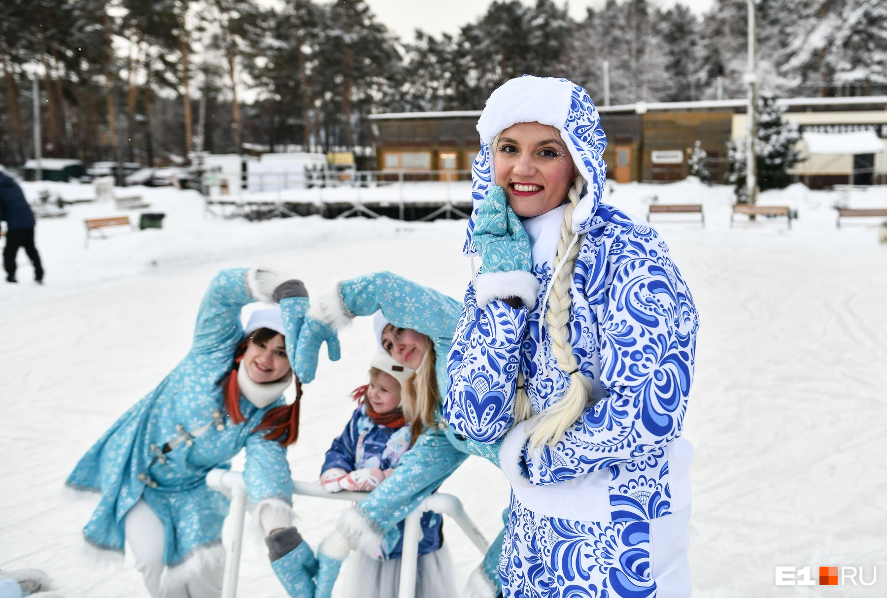 Жителей Шарташа порадовали красотки в новогодних костюмах: не по-зимнему теплый фоторепортаж