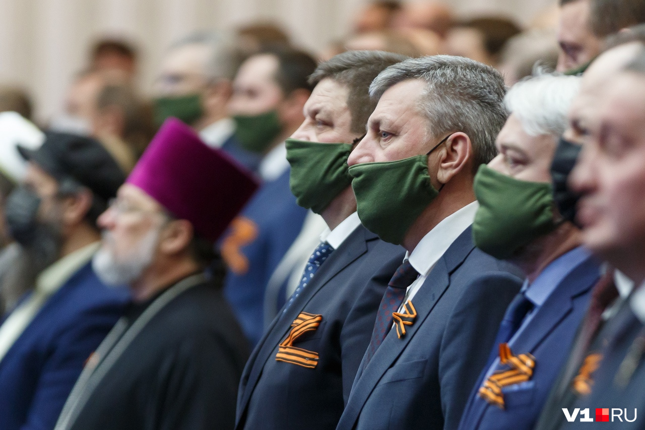 Многие чиновники пришли на мероприятие с буквой «Z» из георгиевской ленточки на пиджаке Многие чиновники пришли на мероприятие с буквой «Z» из георгиевской ленточки на пиджаке