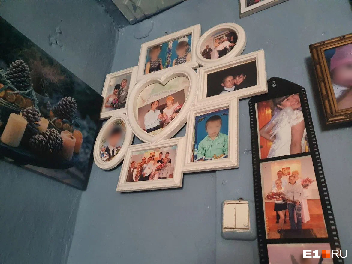 Семейные и детские фотографии в комнате у родителей Александра