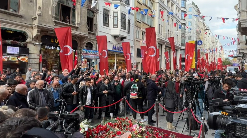 В Стамбуле устроили стихийный мемориал на месте теракта, при котором погибли шесть человек. Видео