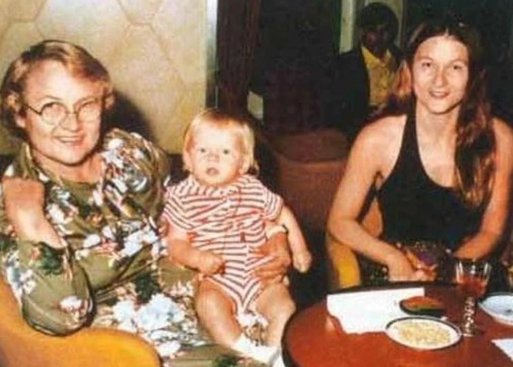 Маленький Лео с бабушкой и мамой