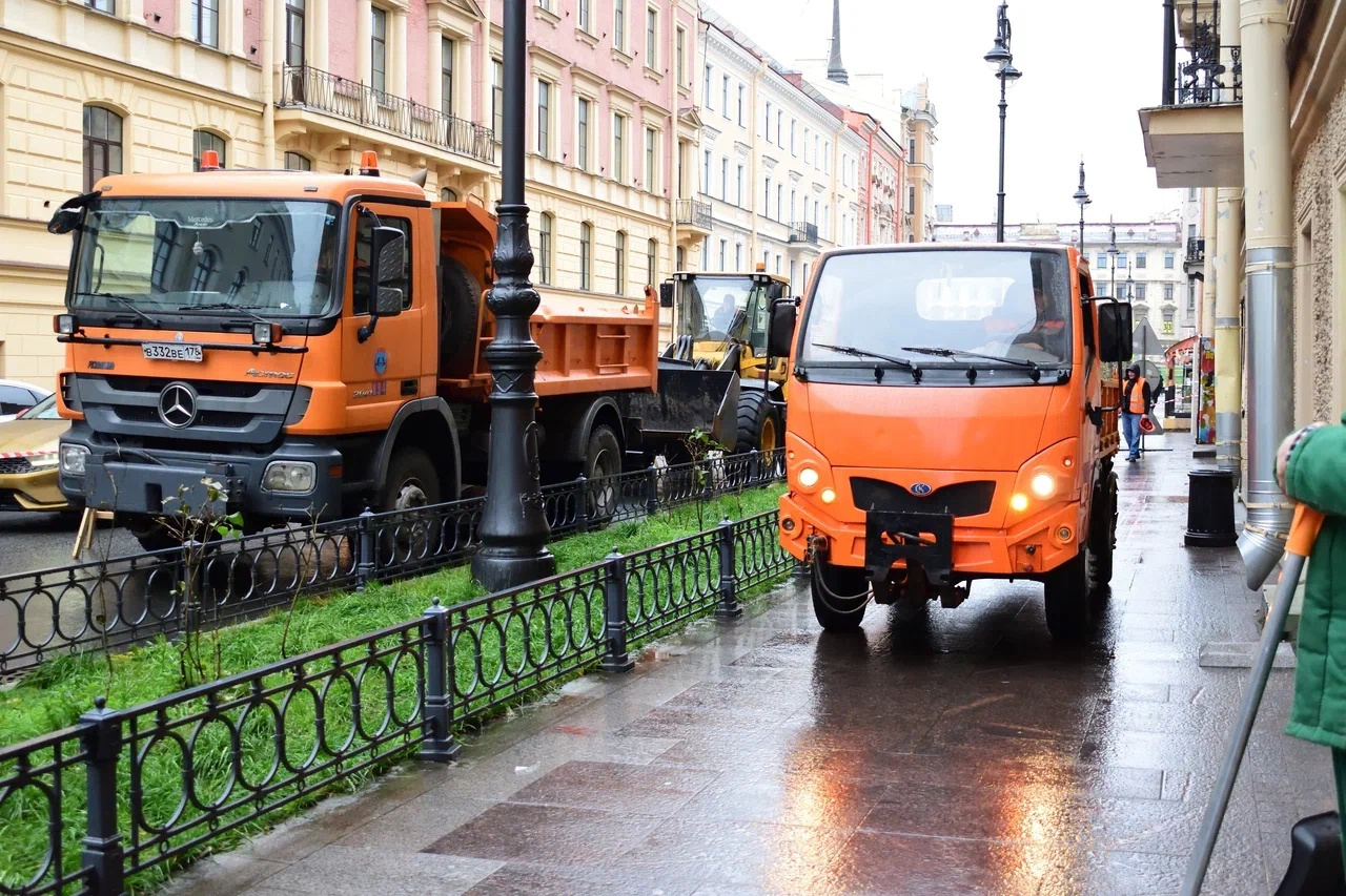 Тренировка уборки улиц и дворов Петербурга от снега - 10 ноября 2022 -  ФОНТАНКА.ру