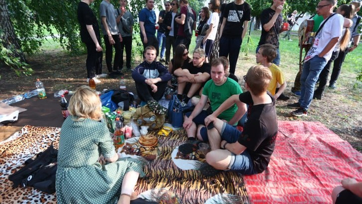 «Думали, что здесь гей-парад»: в Екатеринбурге прошел «гомофобный пикник», который высмеяла Собчак