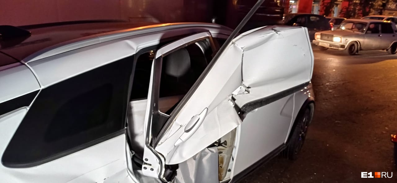 Автомобиль еще и врезался в ограждение Автомобиль еще и врезался в ограждение