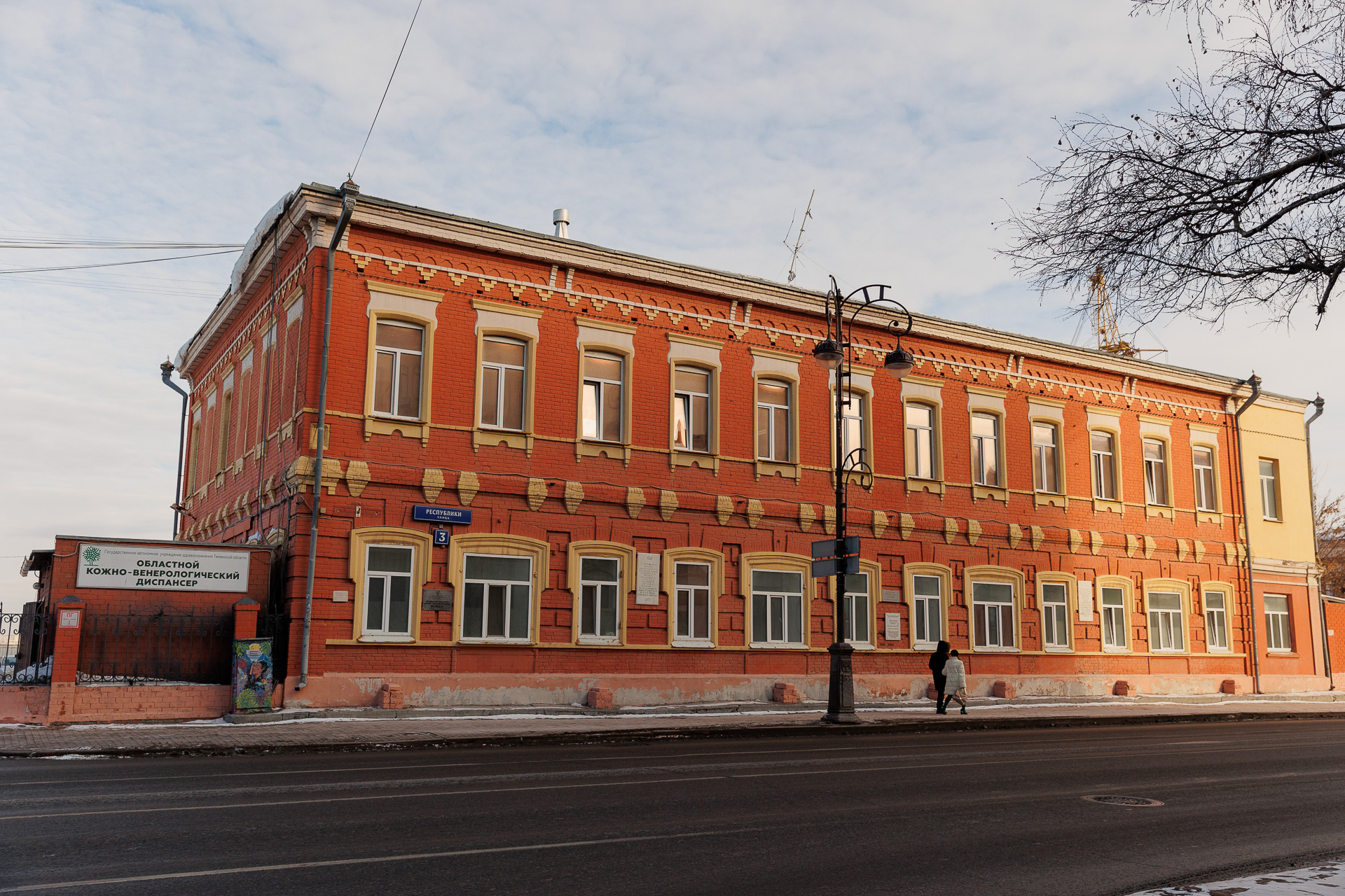 Напротив находится комплекс зданий всенародно известного заведения — кожно-венерологического диспансера. Что же скрывает его двор? Напротив находится комплекс зданий всенародно известного заведения — кожно-венерологического диспансера. Что же скрывает его двор?