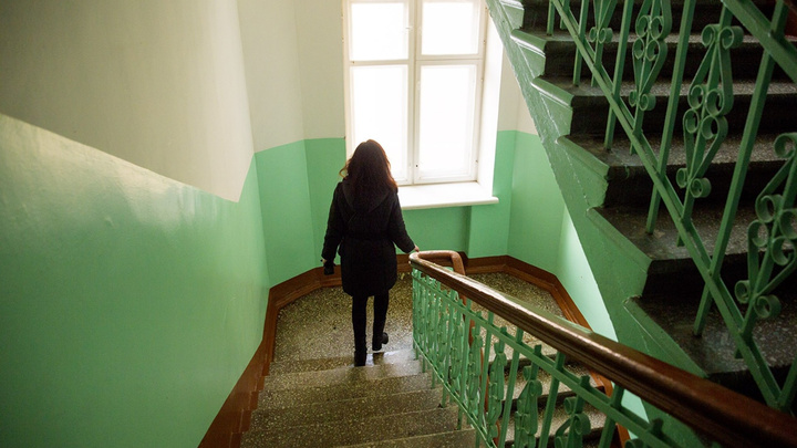 «Сидят в лифте с детьми»: жители многоэтажек в спальном районе Ярославля остались без электричества