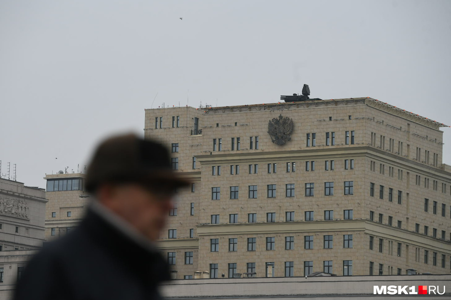 На крыше здания Минобороны в центре Москвы установили военную технику. Объясняем, что это