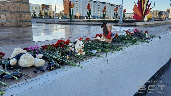 Стихийные мемориалы погибшим при стрельбе в школе Казани появились в Иркутске и Братске