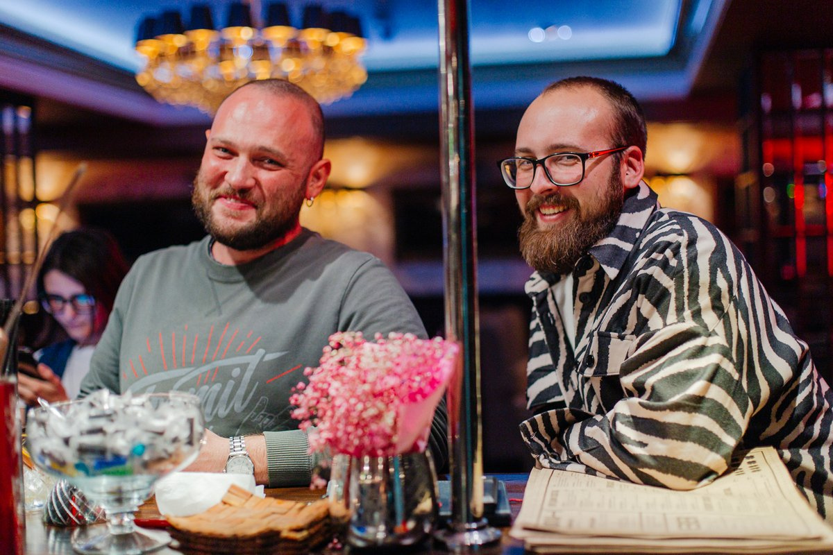 рупор режиссера. продюсер на съемках. режиссер кристофер нолан. видео продюсер. бен аффлек режиссер.