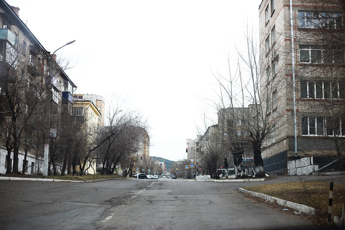 Как выглядит улица журавлёва в чите 2021. Mafia definitive edition концепт арт. Город ремейков. Фотографии города читы весной 2021. Старое серое здание hdrm.