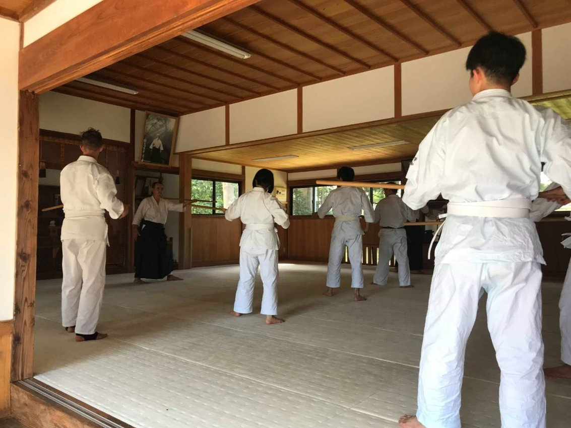 Михаил ведёт занятие айкидо у японских учеников. 