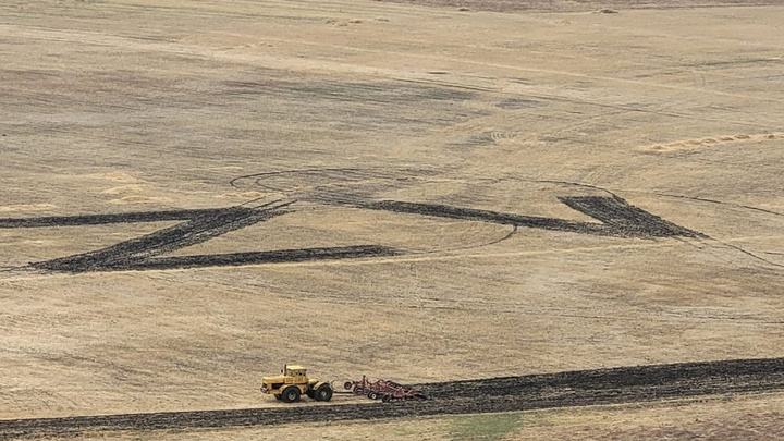 Буквы Z и V в несколько метров выпахали трактором на поле в Нерчинском районе