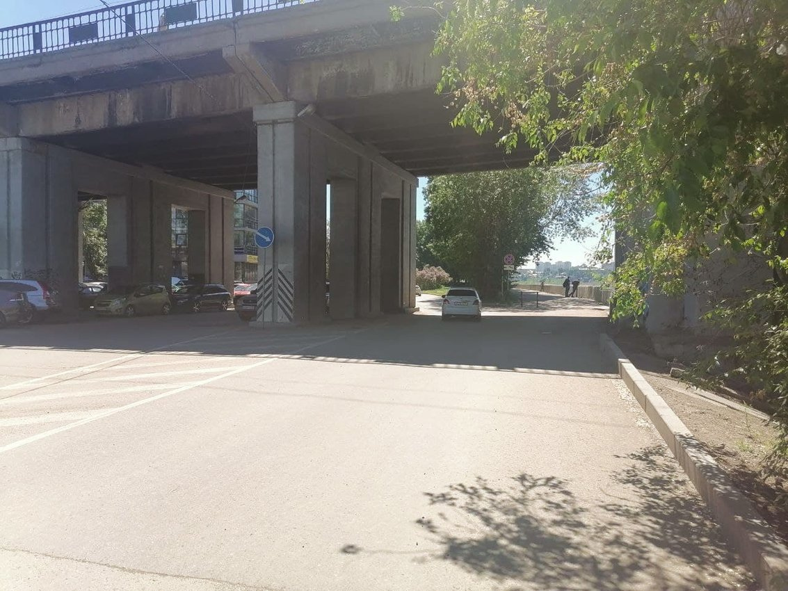 По пути с Цесовской набережной до бульвара Гагарина нет тротуара для пешеходов