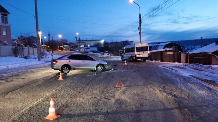 Toyota Allion столкнулась с маршруткой №27 в Иркутске