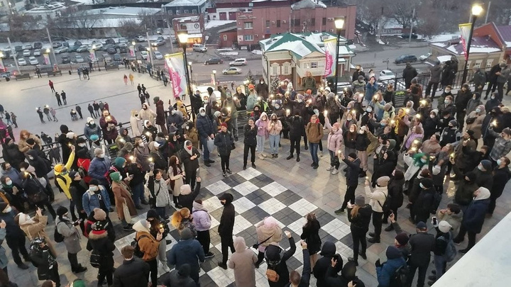 Около 300 человек вышли на несогласованный митинг в поддержку Навального в Иркутске
