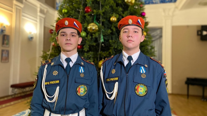 Кадетов из Братска наградили орденами МЧС России за спасение 14 человек во время пожара