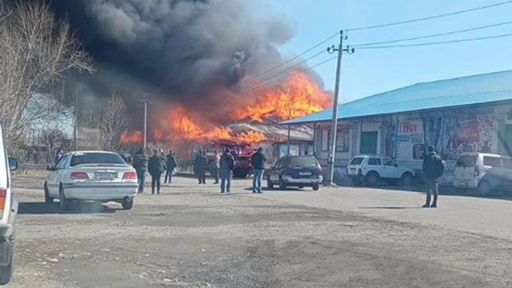 Заброшенные склады горели в Шилке — видео