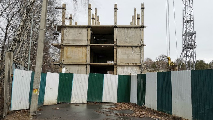 Жители Ново-Ленино возмутились возведением многоэтажки на дорожке в рощу Молодёжную