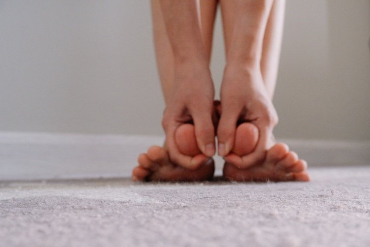 Сводящие пальцы на ногах: причины и лечение