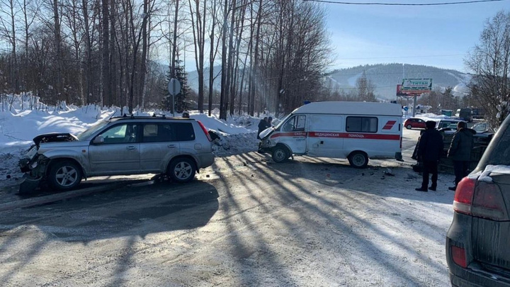 Водитель скорой помощи и медработник пострадали в ДТП в Иркутской области