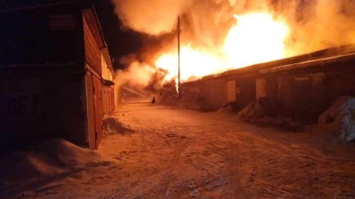 12 гаражных боксов на площади 600 кв. метров сгорели в Усть-Илимске