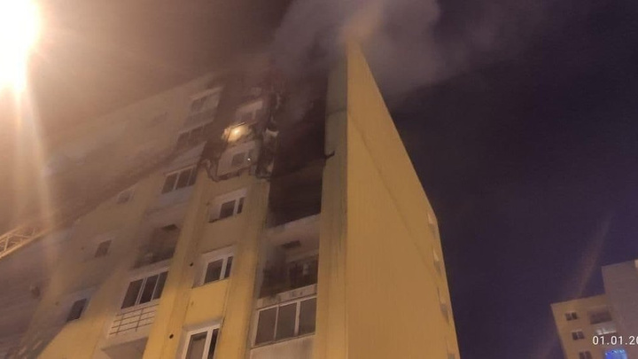 Иркутские пожарные спасли 53 жильца девятиэтажки из-за горевшей обшивки