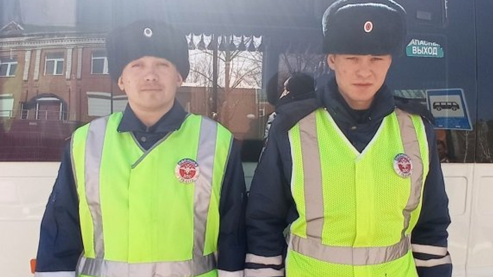 Автоинспекторы спасли замерзающих ночью пассажиров автобуса в Оловяннинском районе