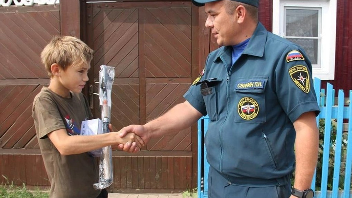 Качугский пожарный подарил удочку школьнику, который спас упавшего со скалы мужчину