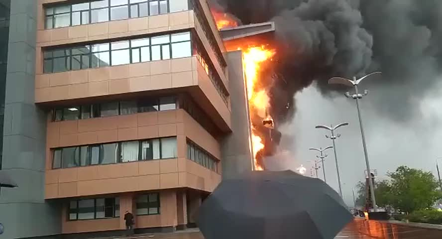 Стол с огнем в центре