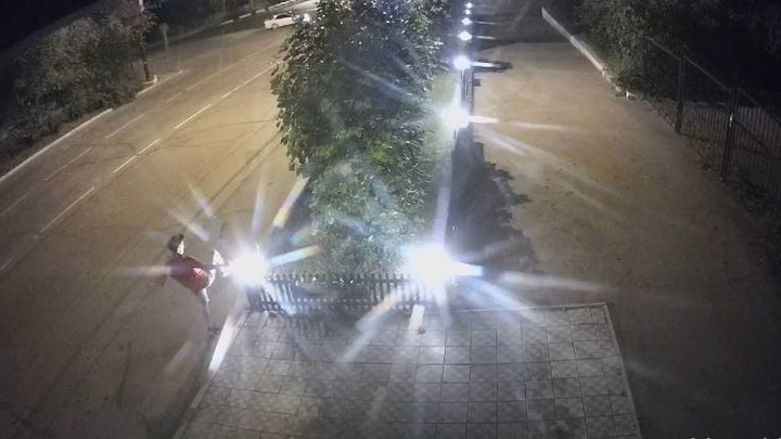 Вандалы разбили три фонаря возле цветочного салона на проспекте Советов в Чите