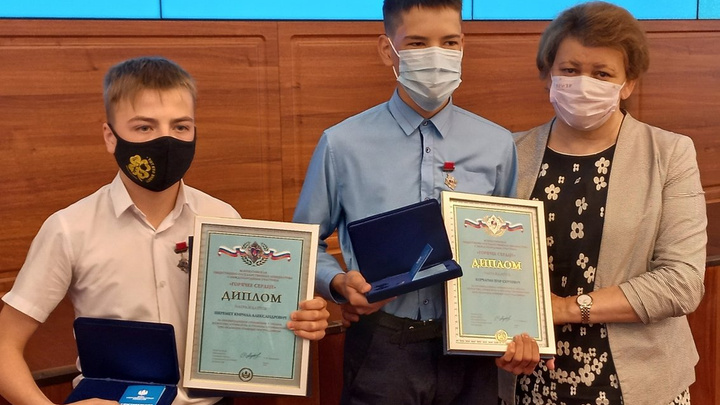 Двух школьников из Слюдянки наградили за спасение тонувшего мальчика