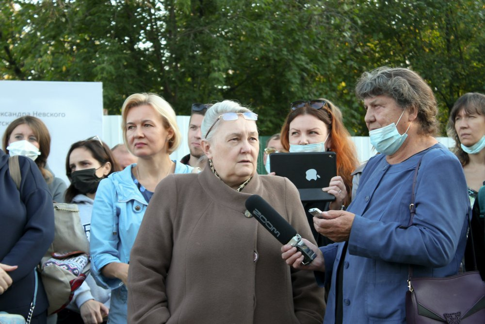 Активисты Наталья Скубало (в центре) и Наталья Лысенко (за спиной слева)