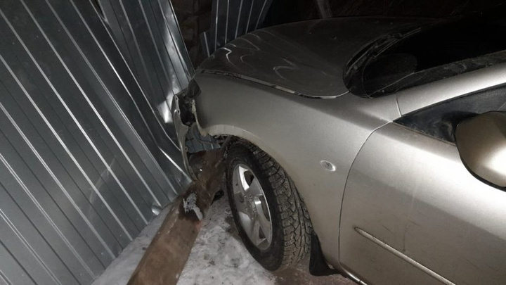 Пьяная 17-летняя девушка на Mazda ночью врезалась в забор дома в Нижнеудинске